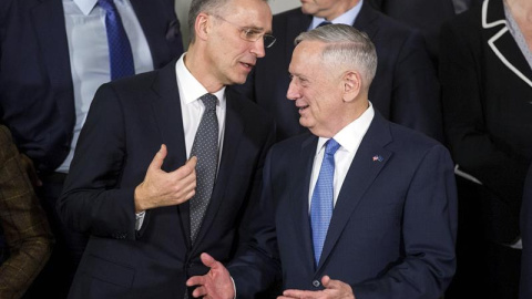 El secretario geenral de la OTAN, Jens Stoltenberg (i), conversa con el nuevo jefe del Pentágono, James Mattis (d). EFE/Stephanie Lecocq