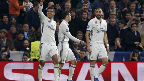 El centrocampita brasileño del Real Madrid Carlos Henrique Casemiro (i) celebra su gol, tercero del equipo frente al Nápoles, durante el partido de ida de los octavos de final de la Liga de Campeones que se juega esta noche en el estadio Sa