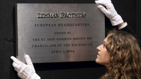 Placa de la sede europea de Lehman Brothers. / REUTERS