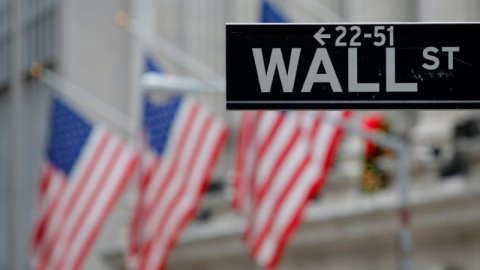 Una señal con el nombre de Wall Street en Nueva York. / REUTERS