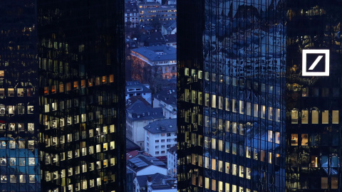 La sede de Deutsche Bank en Frankfurt de noche, Alemania. / REUTERS