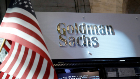 La bandera estadounidense frente al símbolo de Goldman Sachs en el  New York Stock Exchange in New York, EEUU. / REUTERS