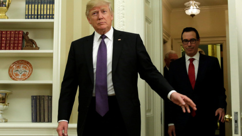 El presidente de los Estados Unidos, Donald Trump entra en el Despacho Oval de la Casa Blanca seguido de su secretario de Tesoro Steve Mnuchin en Washington, EEUU / REUTERS