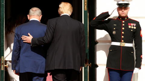 Donald Trump, de espaldas, junto al primer ministro de Israel, Benjamin Netanyahu. - REUTERS