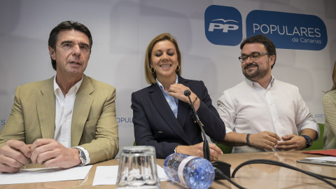 María Dolores de Cospedal, junto al exministro José Manuel Soria y el ahora candidato a presidir el PP canario Asier Antoná. Archivo EFE