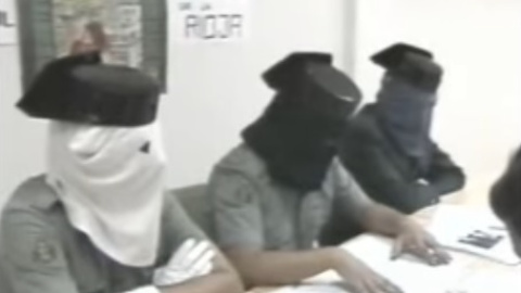 Guardias civiles miembros del sindicato clandestino SUGC, en rueda de prensa en la década de los 80.