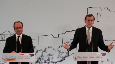 El presidente del Gobierno, Mariano Rajoy, durante su rueda de prensa conjunta con el presidente francés, Francois Hollande, tras la cumbre bilateral en Málaga. REUTERS/Jon Nazca