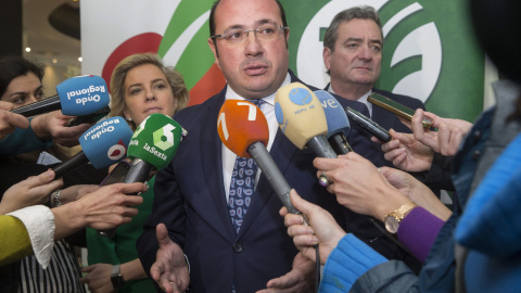 El presidente de la Región de Murcia, Pedro Antonio Sánchez, acompañado por la consejera de Agricultura, Adela Martínez Cachá, y el presidente de Apoexpa, Joaquín Gómez, atiende a la prensa. EFE/Marcial Guillén