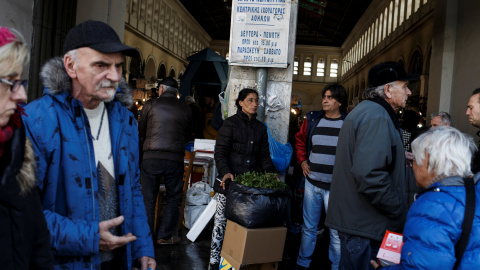 Una pareja con un puesto de venta a la puerta del principal mercado de pescado de Atenas. REUTERS/Alkis Konstantinidis