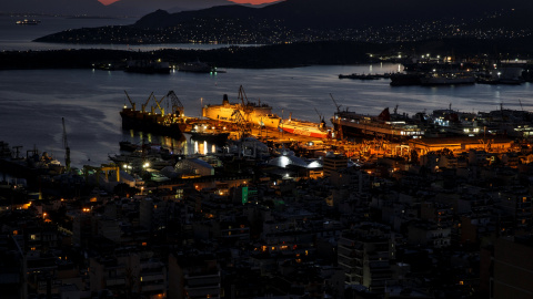 Vista aérea del barrio ateniense de Perama, cerca del puerto, una de las zonas de la capital más azotada por la pobreza. REUTERS / Alkis Konstantinidis