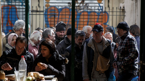 Personas hacen cola para entrar en un comedor social gestionado por la Iglesia Ortodoxa, en Atenas. REUTERS/Alkis Konstantinidis