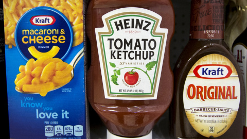 Varios productos de Kraft Heiznz (el ketchup Heinz, los macarrones con queso Kraft, o la salsa para barbacoa Kraft), en un supermercado en New York. REUTERS/Brendan McDermid