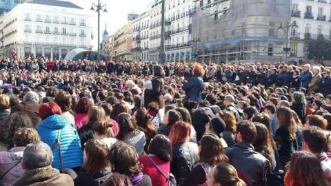 A primera hora de la tarde, miles de personas procedentes de otras manifestaciones en la capital acudieron a la Puerta del Sol a solidarizarse con las huelguistas de hambre.CARMEN SANTOS