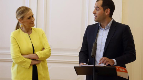 La presidenta de la Comunidad de Madrid, Cristina Cifuentes, junto al portavoz de Ciudadanos en la Asamblea de Madrid, Ignacio Aguado, tras firmar un acuerdo para cerrar los Presupuestos para 2017, que ascienden a 18.538 millones de euros. 