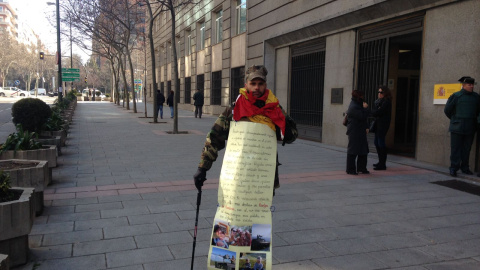 Francisco Javier Fontao, en huelga de hambre frente al Ministerio de Defensa.