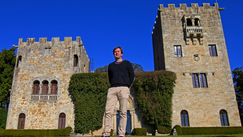 Benito Portela, alcalde de En Marea frente al Pazo de Meirás. MANUEL MARRAS