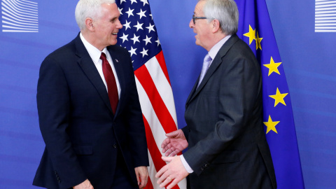 El vicepresidente de EEUU, Mike Pence, junto al presidente de la Comisión Europea, Jean-Claude Juncker. - REUTERS