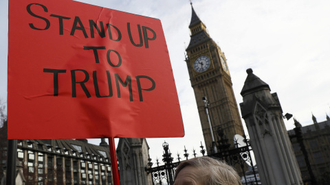 Pancarta contra Trump junto a la sede parlamentaria en Londres. - REUTERS