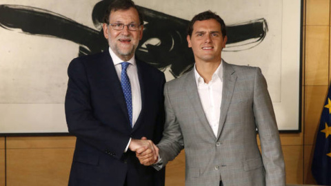 El presidente del Gobierno y del PP, Mariano Rajoy, y el líder de Ciudadanos, Albert Rivera, tras una de sus reuniones del pacto de investidura. Archivo EFE