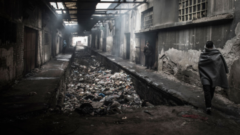 Espacio entre dos hangares, lleno de basura, donde se encuentra la mayor parte de los migrantes. - MIGUEL M. SERRANO