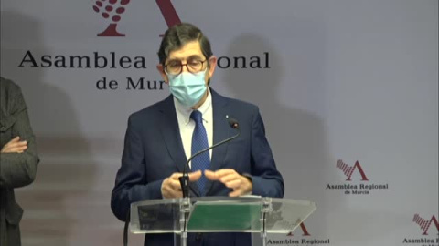 El consejero de Salud de Murcia: "Mis documentos ponen que soy médico, no ponen que soy político"