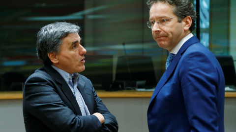 El ministro griego de finanzas, Euclid Tsakalotos, conversa con su homólogo holandés y presidente del Eurogrupo, Jeroen Dijsselbloem, antes del comienzo de la reunión de los ministros de la zona del euro en Bruselas. REUTERS/Francois Lenoir