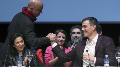 El candidato a la Secretaría General del PSOE, Pedro Sánchez saluda al ex alcalde de San Sebastián Odón Elorza  y la ex magistrada del Tribunal Supremo Margarita Robles durante la presentación en el Círculo de Bellas Artes de Madrid del doc