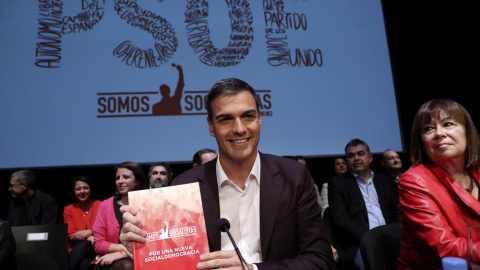 El candidato a la Secretaría General del PSOE, Pedro Sánchez, y la ex ministra de Medio Ambiente, Cristina Narbona, durante la presentación en el Círculo de Bellas Artes de Madrid del documento de su candidatura. EFE/Chema Moya