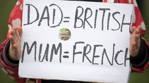 "Papá=británico; mamá=francesa". Un cartel durante la  manifestación en el centro de Londres. - AFP