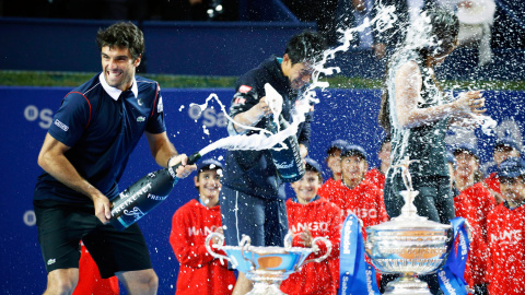 Pablo ‘baña’ en cava a Nishikori durante la ceremonia de premios del Godó 2015. - CORDON PRESS