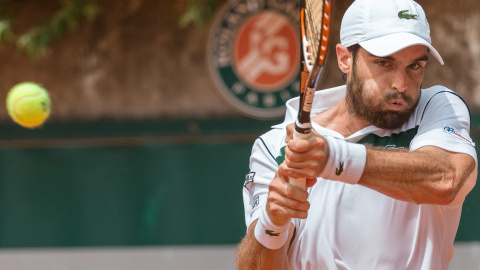 Andújar devuelve de revés en un partido en Roland Garros 2015. - CORDON PRESS