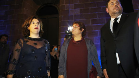 Saénz de Santamaría amb Oriol Junqueras i la consellera Dolors Bassa, dilluns a Barcelona. EFE/ Alejandro Garcia