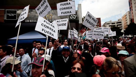 Manifestantes protestan frente al Consejo Nacional Electoral. - EFE