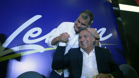 El presidente ecuatoriano, Rafael Correa, se abraza con Lenín Moreno, candidato de Alianza PAÍS y ganador de las elecciones. - AFP