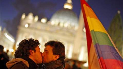 Una parella gai fent-se un petó davant del Vaticà.