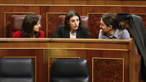 El líder de Podemos, Pablo Iglesias (d), la portavoz del partido en el Congreso, Irene Montero (c), y la diputada Ione Belarra (i), conversan esta tarde al inicio del pleno de la Cámara baja. EFE/J.P.Gandul