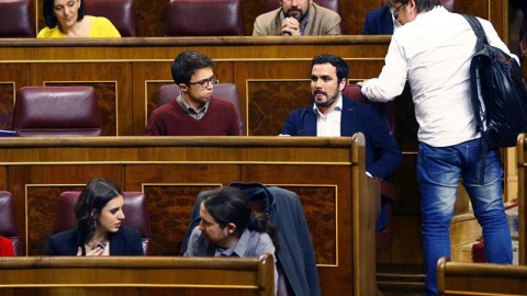 Íñigo Errejón ocupa su nuevo escaño al lado del líder de IU, Alberto Garzón, tras ser sustituido en su puesto de portavoz parlamentario por Irene Montero, mientras que Bescansa pasar a la tercera fila. | EFE