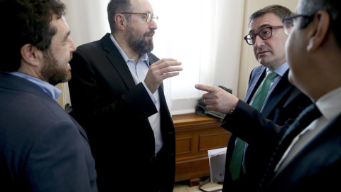 Los portavoces de Ciudadanos, Miguel Ángel Gutiérrez (i) y Juan Carlos Girauta, conversa con el portavoz del PNV, Aitor Esteban, a su llegada a la Junta de Portavoces celebrada hoy en el Congreso de los Diputados. EFE/Mariscal