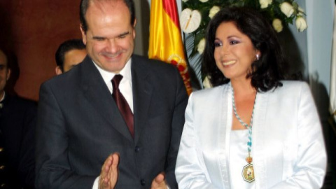 Isabel Pantoja, junto al entonces presidente de la Junta, Manuel Chaves, el día de la entrega de la Medalla de Andalucía. EFE