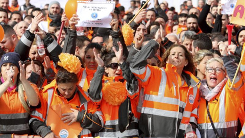 Alrededor de un millar de personas, en su mayoría estibadores del puerto de Algeciras apoyados por representantes de delegaciones de IDC (Consejo Internacional de Estibadores) de varios países se han reunido hoy en la explanada del Nombrami