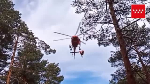 Los bomberos rescatan con helicóptero a una montañera en la sierra de Madrid