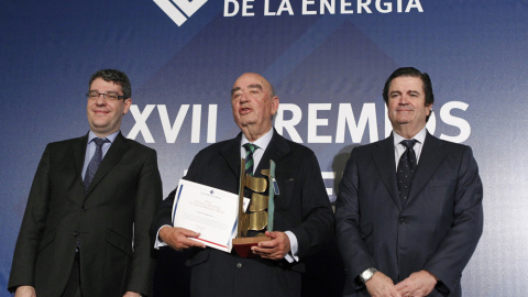 José Lladó Fernández-Urrutia (c), propietario de Técnicas Reunidas, acompañado por el ministro de Energía, Álvaro Nadal (i) y el presidente del Club Español de la Energía y de Endesa, Borja Prado (d), tras ser galardonado con el Premio Ener