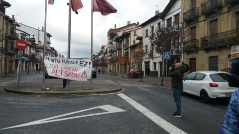 Cartel en Alsasua: 'Montaje policial no. Dejadnos en paz'. E.P.