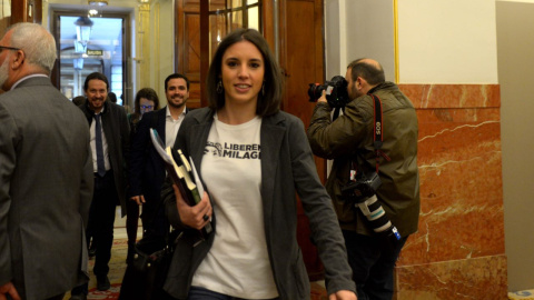 Irene Montero, a su entrada este miércoles en el Hemiciclo del Congreso de los Diputados, ataviada con una camiseta en favor de la liberación de Milagro Sala. DANI GAGO (Podemos)