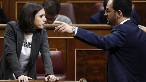 La portavoz parlamentaria de Podemos, Irene Montero, conversa con el portavoz parlamentario socialista, Antonio Hernando, durante la sesión de control al Gobierno en el pleno del Congreso de los Diputados. EFE/Mariscal