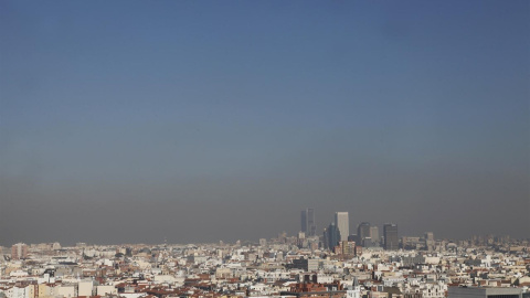 Una nube de contaminación se cierne sobre Madrid. EUROPA PRESS