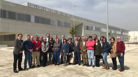 El consejero de Sanidad, Aquilino Alonso (en el centro), con distintos sanitarios de Huelva, en la visita al hospital de Lepe.