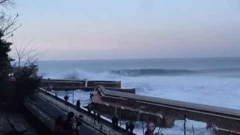 Espectacular 'timelapse' del agujero abierto por el fuerte oleaje en el dique de la localidad guipuzcoana de Zarautz