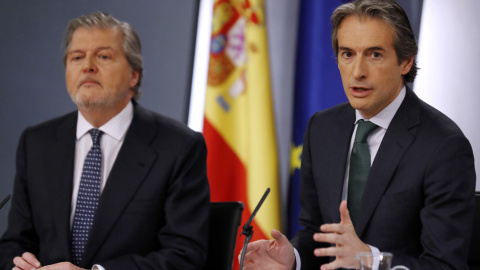 El ministro de Fomento, Íñigo de la Serna (d), con el portavoz del Gobierno, Íñigo Méndez de Vigo (i), durante la rueda de prensa que han ofrecido tras la reunión del Consejo de Ministros. EFE/Sergio Barrenechea