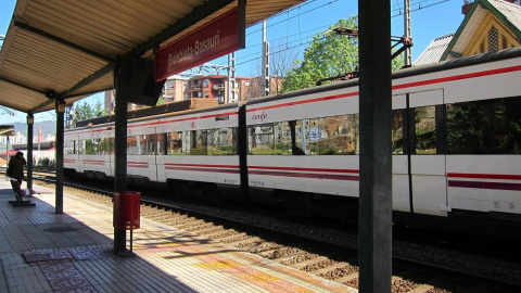 Un tren de Cercanías de Renfe en una estación en el País Vasco. E.P.